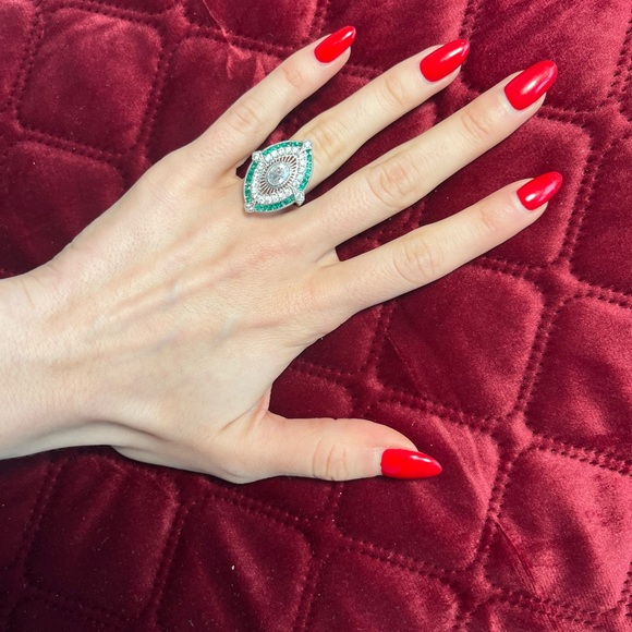 Elegant Green Statement Ring - Picture 1 of 4